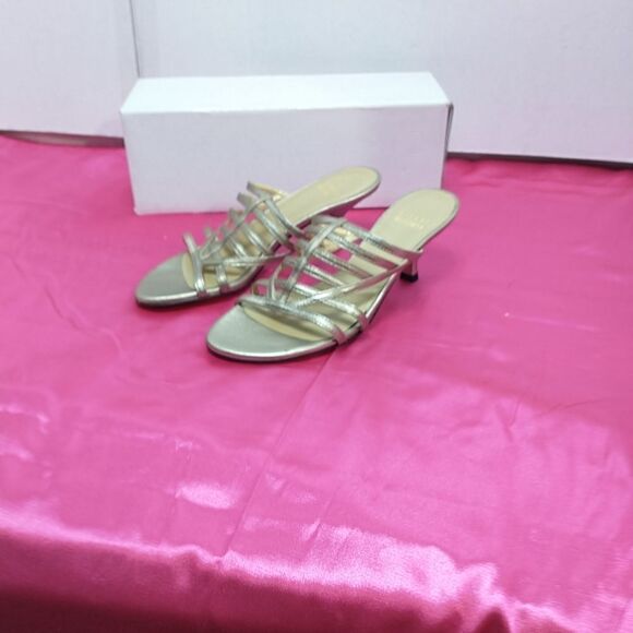 STUART WEITZMAN Women's SZ 4M Gold Sandals . Condition is Pre-owned - Picture 11 of 11